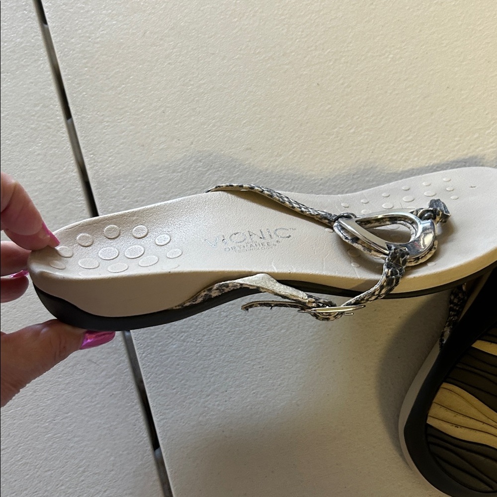 Vionic Women's Snakeskin and Cream Sandals size 10 - Picture 3 of 3